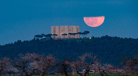 Así se vio la Luna de Gusano en Castel del Monte en Andria, Italia.