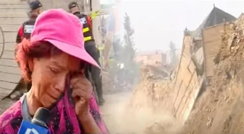 Anciana llorando tras perder su vivienda devorada por el río Chillón.