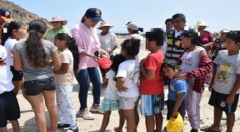 Asociación de Damas de Lima Sur llevó víveres a damnificados por los huaicos a Lurín y Punta Hermosa