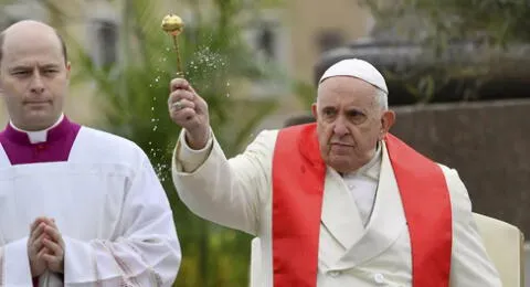 El Papa Francisco, de 86 años, oficia misa por Domingo de Ramos tras ser dado de alta por una bronquitis.