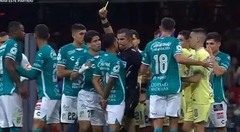 Árbitro Fernando Hernández patea en los genitales a Lucas Romero en el América vs. León por la Liga MX