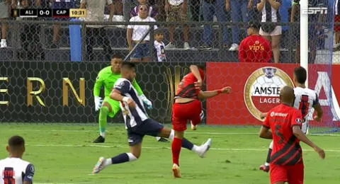 Vitor Roque hizo el primer ataque de Atlético Paranaense y asustó el arco blanquiazul
