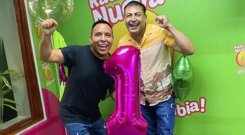 Edwin Sierra junto a Oscar del Río celebran primer lugar de sintonía en radio Nueva Q.
