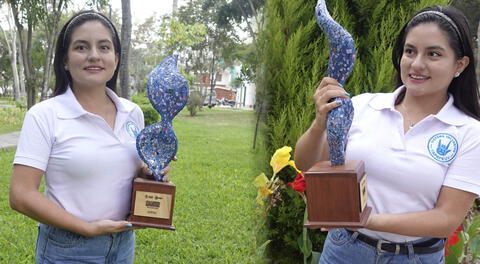 Joven integrante de YAPAYKUY  con el premio de concurso internacional.