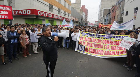 Ambulantes de Mesa Redonda y Mercado Central  invaden la avenida Grau