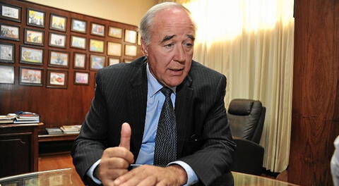 Víctor García Belaunde denuncia a constructora china.