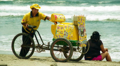 Vendedores de helados no se quejan de su trabajo e indican cuánto ganan.