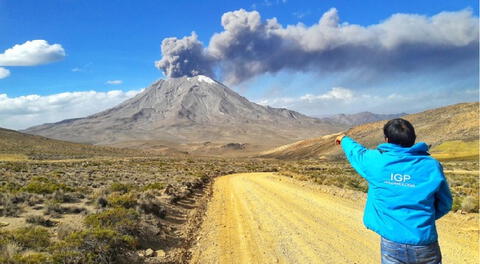 Emisiones del volcán Ubinas vienen siendo registrados por autoridades.