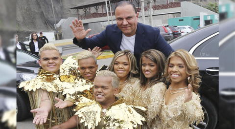 Mauricio Diez Canseco junto a Los Chicos Doraditos de Rústica.