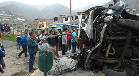 Bus quedó destruido tras accidente en curva de Pasamayito.