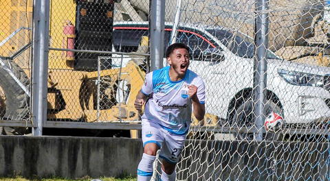Efusivo festejo del jugador del Llacuabamba por el gol anotado al Aurich