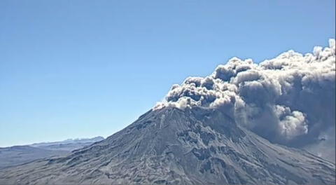 Imágenes de una explosión fuerte del volcán.