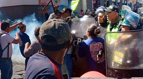 La Policía de Arequipa se enfrentó a manifestantes que marcharon contra Dina Boluarte.