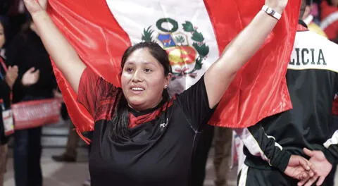 Orgullosa Pilar Jáuregui flamea la bandera nacional.