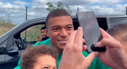 Mbappé se da baño de popularidad en París: selfies, autógrafos y abrazos con hinchas del PSG