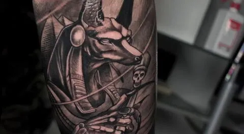 Conoce el intrigante significado del tatuaje de Anubis que te sorprenderá.