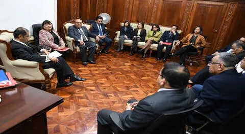 El jefe de la Autoridad de Control del Poder Judicial, Roberto Palacios Bran  reunido con un equipo de jueces