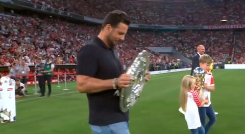 Claudio Pizarro aparece en la final entre Bayern Múnich vs. Leipzig para entregar trofeo