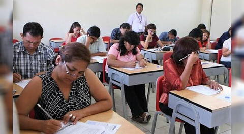 Docentes rindiendo examen para lograr ascensos.