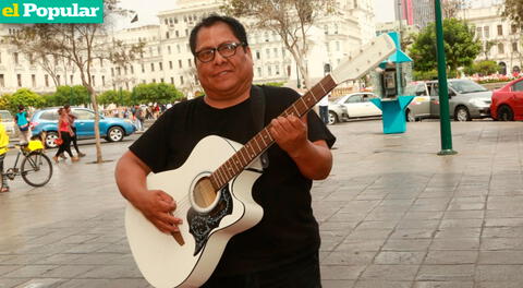 Cachuca es el líder de la popular banda de rock peruano Los Mojarras.