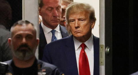 Donald Trump posó a la fotgrafía con un gesto desafiante.