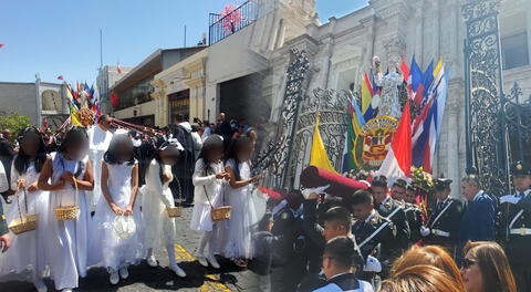 Imagen de Santa Rosa de Lima saliendo de Catedral de Arequipa.