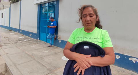Madre de la joven pide justicia en los exteriores de la sede de Medicina Legal de Chiclayo.