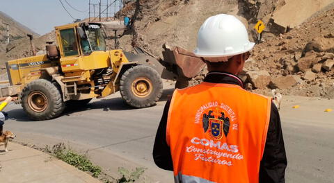 Municipalidad de Comas supervisó la retirada de rocas en la Vía Pasamayito tras desprendimientos