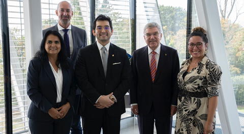 Jenny Martínez (izquierda) junto al presidente del COP.