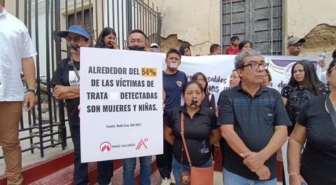 Con cintas negras en la boca, la protesta se dio en varios lugares del país.