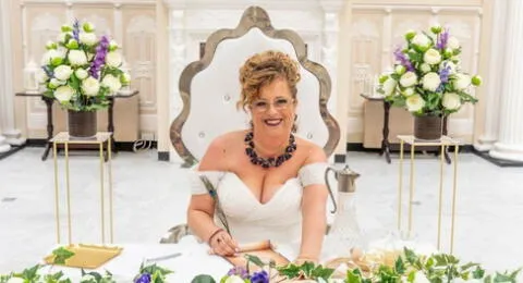 Mujer de 42 años no consiguió pareja y se casa con ella misma en Inglaterra.
