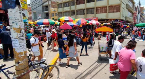 Comerciantes ambulantes generan desorden en los alrededores del mercado Modelo de Chiclayo.