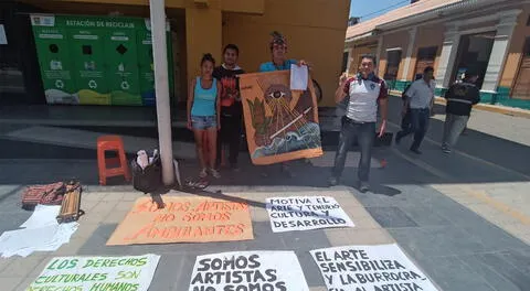 Los artistas realizaron un plantón frente al municipio provincial de Piura