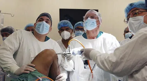 El especialista norteamericano en plena faena en el quirófano.