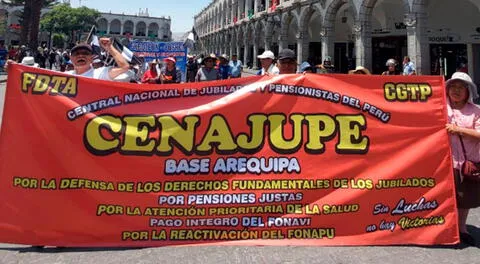 Marcha Nacional en Arequipa convocó a cientos de manifestantes que también exigieron el cierre del Congreso.