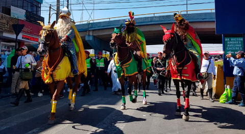 Policías con atuendos de los Reyes Magos llevaron esperanza en hospitales y otros puntos de la ciudad.