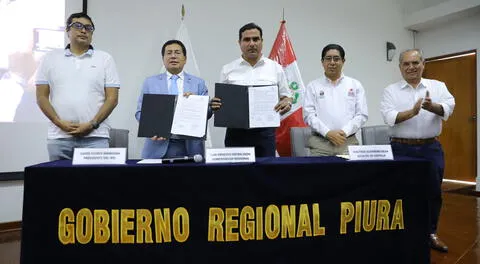 Autoridades en la firma del convenio en Piura.