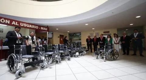 Presidente del Poder Judicial Javier Arévalo hizo entrega de sillas de ruedas para usuarios que asisten al Juzgado de Lambayeque