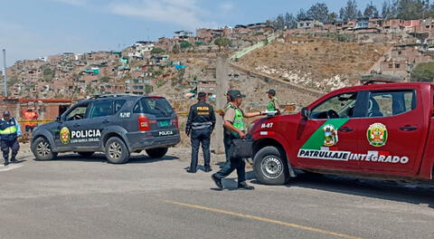Agentes policiales de Arequipa investigan el presunto feminicidio.