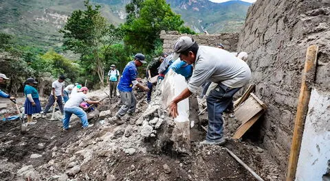 Entrega de ayuda a comunidades afectadas por huaicos y lluvias en Ayacucho.