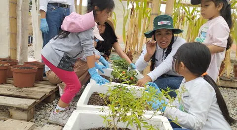 Niñas se capacitan en labores de cultivo con tecnología.