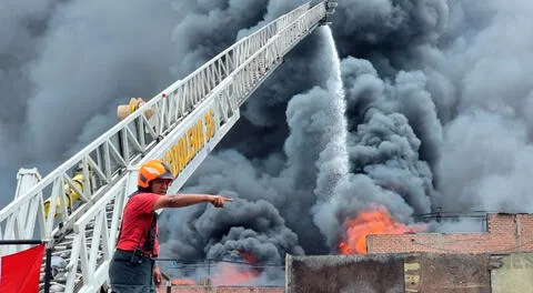 Bomberos luchan por controlar el incendio que ha afectado hasta tres viviendas aledañas.