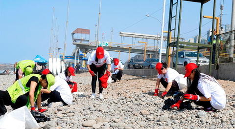 Trabajos de limpieza en playa Tres Picos de Miraflores.