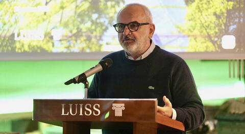 Profesor italiano Gianfranco Marrone fue encargado de dictar el seminario.