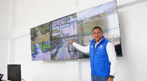 Alcalde de Ancón presentando la instalación de las cámaras de seguridad.