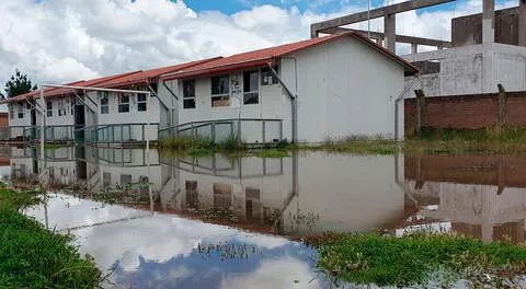 Colegio amaneció inundado producto de las lluvias intensas en Puno.