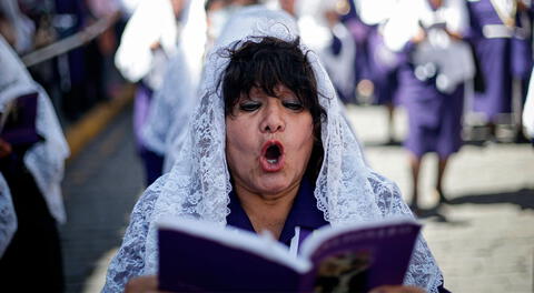 Creyente de Dios en la procesión del Señor de los Milagros.