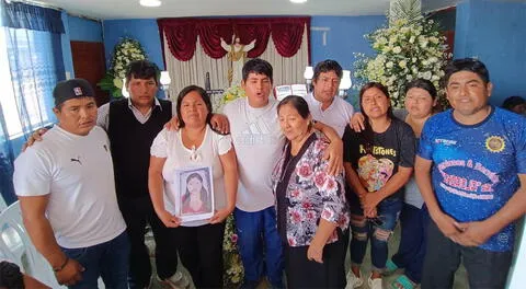 La familia clama justicia con una fotografía de la víctima.