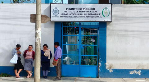 Personas con familiares desaparecidos buscan en el Instituto de Medicina Legal de Lambayeque.