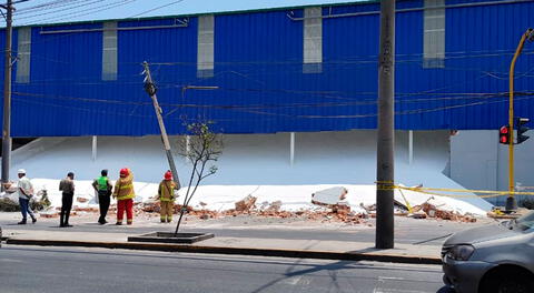 pared de almacén se derrumba en la Av. Argentina y habría personas atrapadas